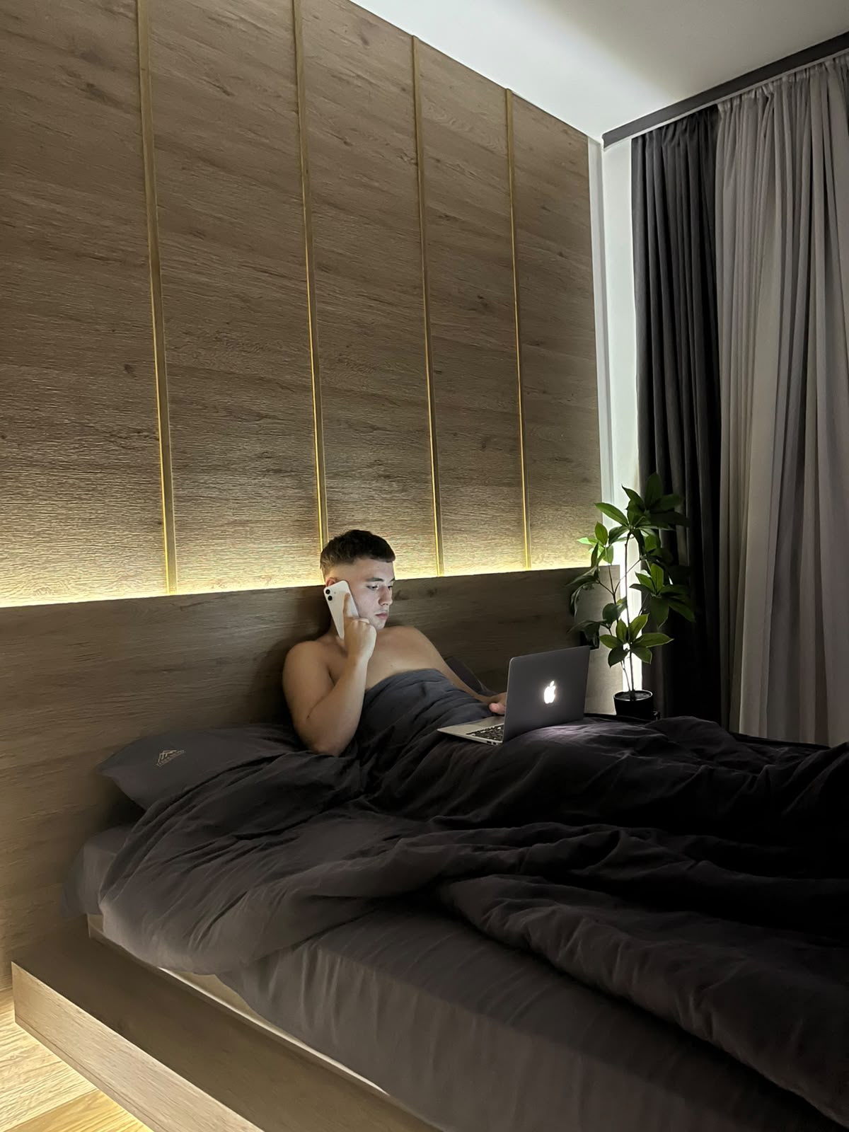 Strahinja Jovičić radi na laptopu
